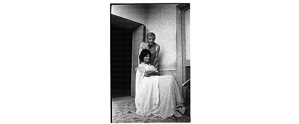 Marcello Mastroianni e Belinda Lee, in abiti di scena, durante una pausa della lavorazione del film Fantasmi a Roma - totale
