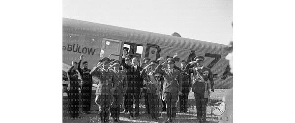 Roma Il sottosegretario tedesco Milch e numerosi ufficiali dell'aviazione tedesca sbarcano all'aeroporto del Littorio da un Junkers 52 accolti dal generale Valle e dall'ambasciatore von Hassell