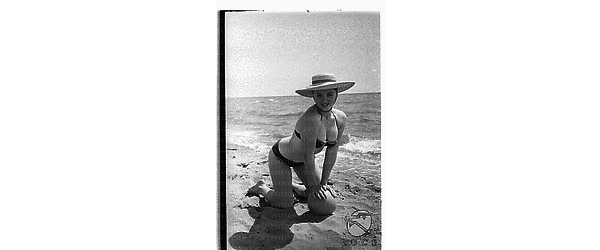 Jeanne Valerie, in costume da bagno, sul set del film 'La giornata balorda' - totale