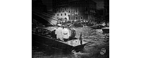 Venezia Goebbels ed altre autorità sono in piedi a bordo di un imbarcazione che solca il Canal Grande