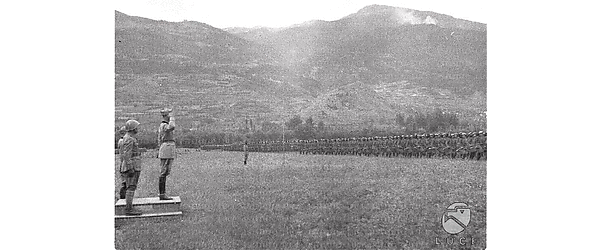 Alpi Occidentali Il Principe Umberto fa il saluto militare di fronte ai soldati della Divisione Littorio