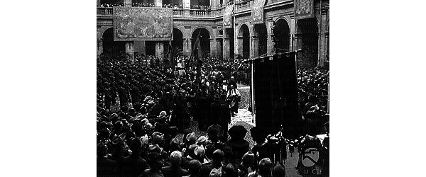 Roma Autorità sfilano nel cortile del palazzo della Sapienza tra ali di militi fascisti e giovani dei GUF