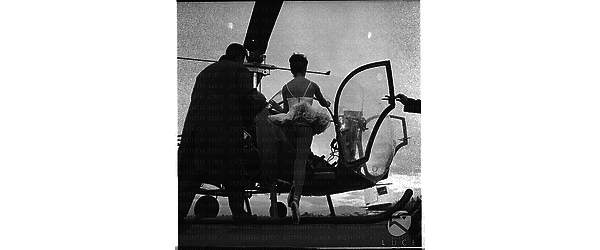 Vera Tschechowa ripresa di spalle mente sale su un elicottero - totale