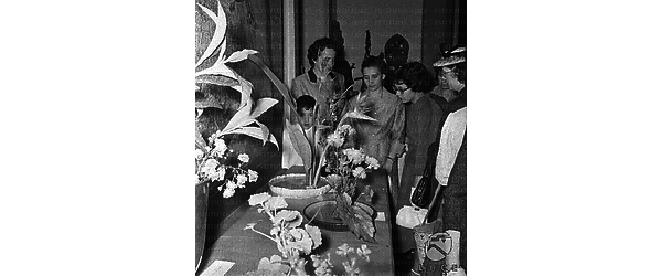 Visitatori alla mostra di sculture floreali giapponesi - piano americano