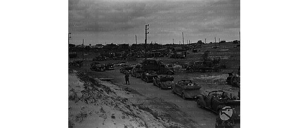 Il corteo delle auto di Ciano e delle altre autorità arriva in una zona della spiaggia di Dunkerque dove si trova una grande quantità di mezzi alleati abbandonati a terra dalle truppe in fuga