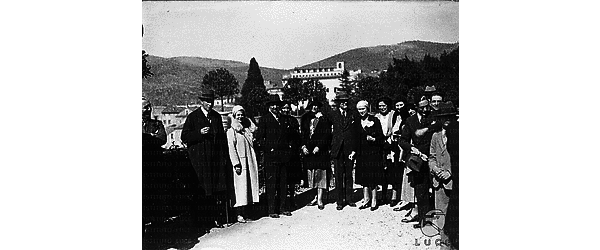 La delegazione in posa sulla balconata di Villa d'Este; Chamberlain e Dino Grandi al centro; campo medio
