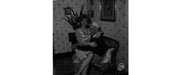 Shirley Jones seduta in braccio al regista George Marshall sul set del film 'L'intrigo'