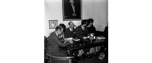 Sylva Koscina, Lizzani, Salvatore Sciascia, Comencini ed un'altra donna seduti al tavolo degli oratori