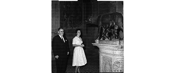 Miss O'Neil, ripresa in un interno, forse dei Musei capitolini, accanto ad una grande lupa, con un accompagnatore - totale