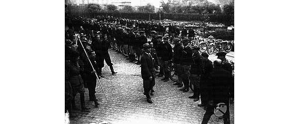 Roma Mussolini, affiancato da Pavolini, passa in rassegna i Diavoli Rossi schierati su due file nel cortile del Viminale