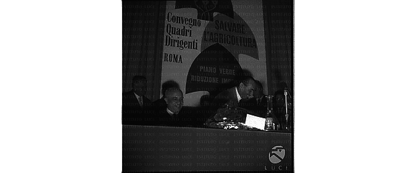 Bonomi parla al Convegno nazionale dei dirigenti della Coldiretti, seduto a sinistra Fanfani con altre persone - piano americano