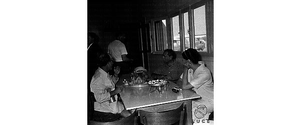 Roma Fleischer seduto al tavolo con Silvana Mangano e un altro collaboratore