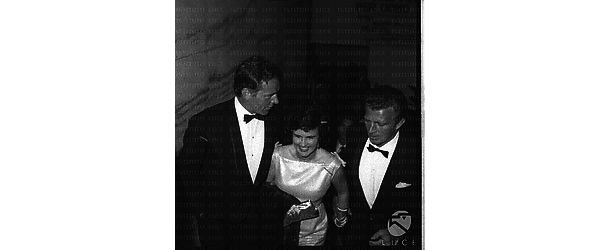 Richard Burton in compagnia di un uomo e una donna mentre sale le scale del Teatro Eliseo - Piano medio