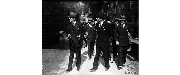 Chamberlain e Dino Grandi sul viale delle Cento Fontane seguiti dai diplomatici; totale