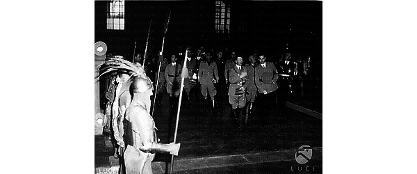 Firenze Hitler, Mussolini, Ribbentrop, Bottai, Bianchi Bandinelli, Ciano, Hess, Himmler ed altre autorità italiane e tedesche attraversano una galleria all'interno di Palazzo Pitti