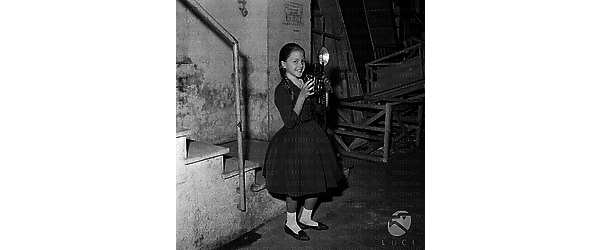 Ottavia Piccolo posa con una macchina fotografica in mano - Totale