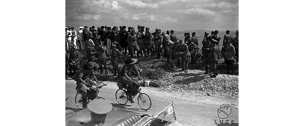 Irpinia Ufficiali di alto grado delle Forze armate assistono al passaggio di un reparto di bersaglieri in bicicletta sul terreno delle grandi manovre