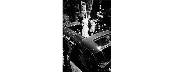 Veduta dall'alto del regista Arturo Gemmiti che riprende una scena all'interno del furgone (cabriolet); campo lungo