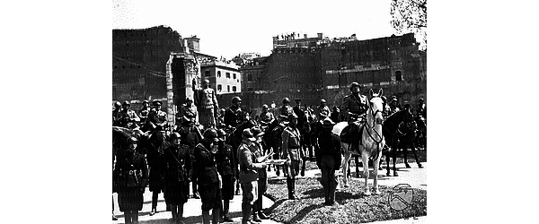 Roma Mussolini durante la cerimonia di consegna della medaglia d'argento al valor civile a un avanguardista