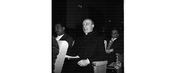 Padre Joseph Vernet (?) seduto tra il pubblico in platea. Piano americano