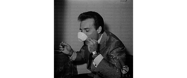 Giacomo Rondinella ripreso prima di uno spettacolo mentre beve un caffé - piano medio