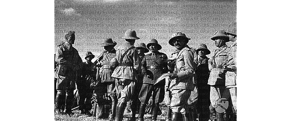 Il maresciallo De Bono con il generale Maravigna, il generale Cona, il generale Villa Santa e altri ufficiali al fronte