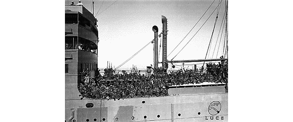 Il ponte di una nave da trasporto carica di soldati italiani