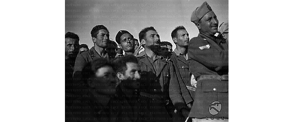 Libia Alcuni soldati assistono ad uno spettacolo dell'O.N.D.