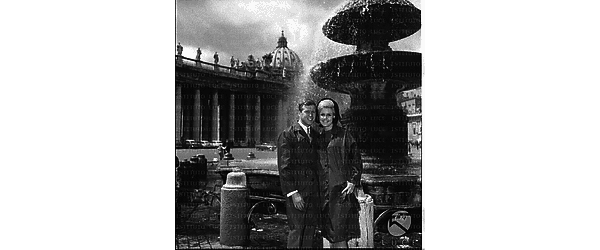 Miss Finlandia e un uomo  in posa a piazza San Pietro - totale