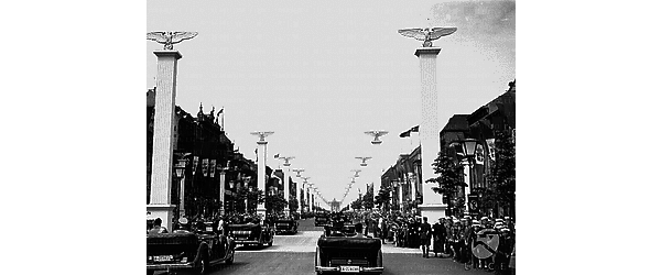 Berlino Corteo di automobili in transito tra ali di folla lungo Unter den Linden