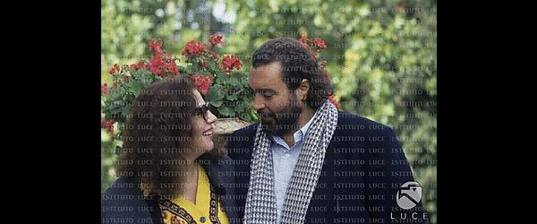 Stefania Sandrelli e Diego Abatantuono si sorridono, lui indossa una sciarpa di lana