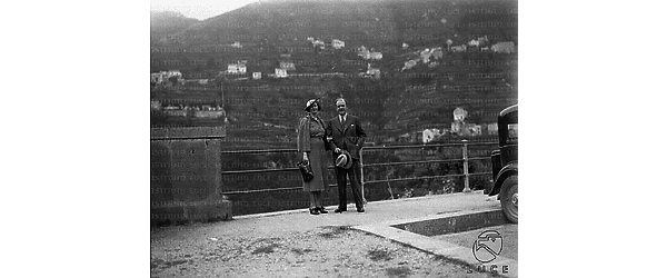 Napoli Una coppia in abiti eleganti posa per una foto ricordo appoggiata alla ringhiera di una terrazza panoramica