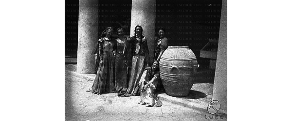 Napoli Donne in costumi medievali posano vicino ad una giara