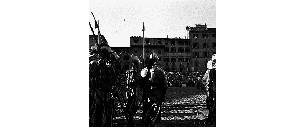 Firenze Gruppo di fanti armati del corteo del calcio storico fiorentino ripreso a bordo campo in piazza della Signoria
