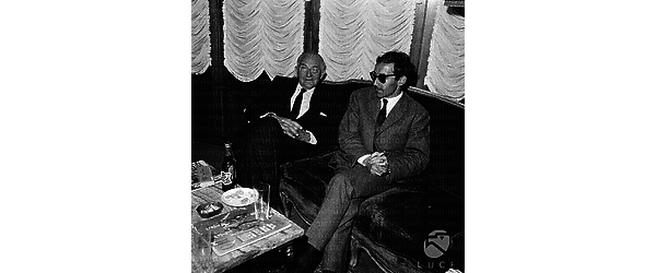 Godard e Fritz Lang seduti sul divano durante un'intervista