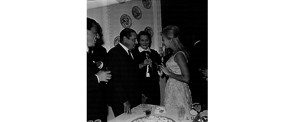 Christine Kaufmann con la madre e Blasetti durante il cocktail