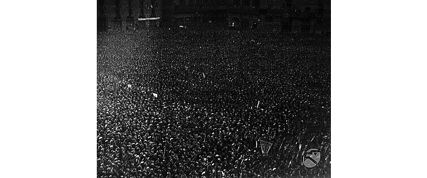 Firenze Mare di folla in piazza della Signoria in occasione del discorso di Mussolini