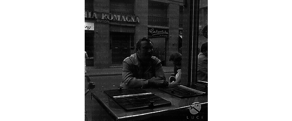 Rossi Lemeni Nicola ripreso in occasione di una visita turistica a Firenze mentre è fermo davanti ad un venditore di gelati - piano medio