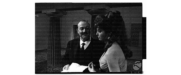 L'attrice Tina Louise con il regista Pietro Francisci sul set del film 'Saffo, Venere di Lesbo' - piano medio