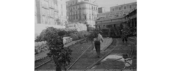 Napoli Gruppo di civili impegnati a costruire barricate di sacchi di sabbia, paglia e rami per permettere ai militari di far brillare ordigni inesplosi nella stazione tramviaria
