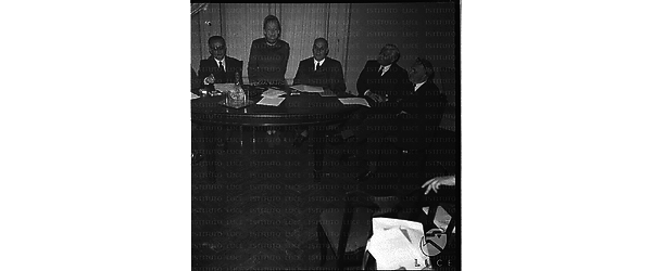 Da sinistra  D'Amato,  Lubin in piedi che tiene una relazione, Reale, Rossi e Lucifredi al tavolo degli oratori - campo medio