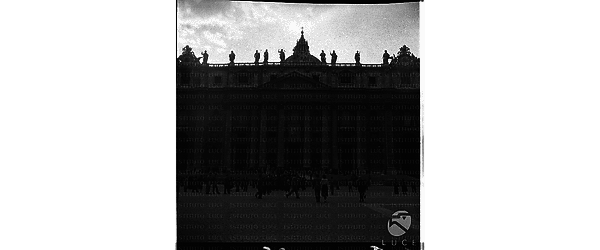 persone a piazza San Pietro - campo lungo