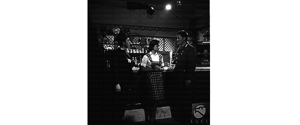 All'interno di un bar Roberto Risso, Lorella De luca e Aroldo Tieri sul set del film 'E'permesso maresciallo?' - campo medio
