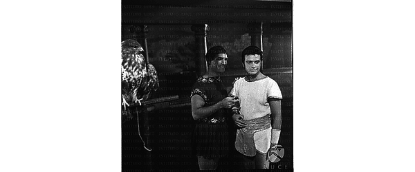 Gustavo Rojo e Massimo Carocci in abiti da scena sul set del film Giulio Cesare; sulla sinistra c'è un'aquila - piano medio