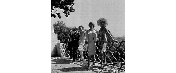 Ida Lupino e Jayne Mansfield posano con tre uomini su una terrazza romana; campo medio