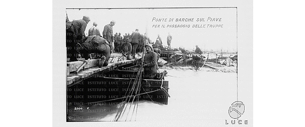 Riproduzione fotografica della I Guerra Mondiale - Ponte di barche sul fiume Piave per il passaggio delle truppe