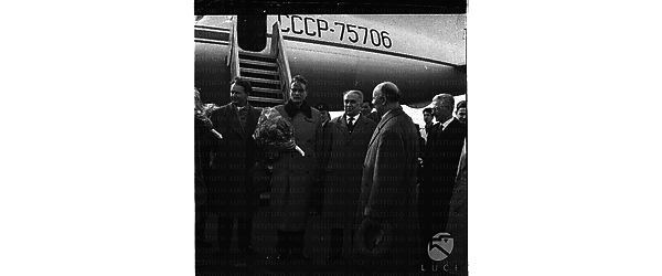 Luigi Longo e Michail Suslov in posa con altre persone sulla pista dell'aeroporto di Ciampino. Totale