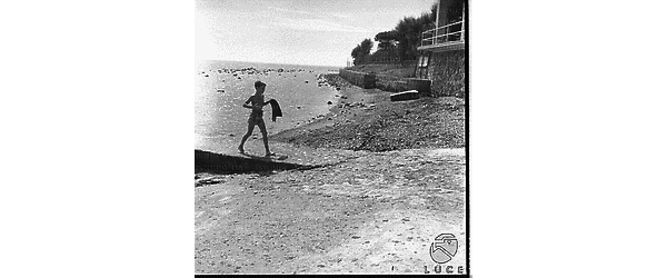 Un bambinetto ripreso in prossimità della spiaggia di Santa Marinella - totale