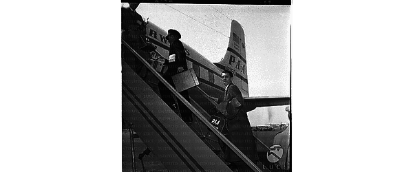 Momenti di arrivi e partenze con linee aeree Pan American: viaggiatori salgono la scaletta - totale
