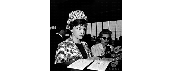 Gina Lollobrigida al check-in - piano medio